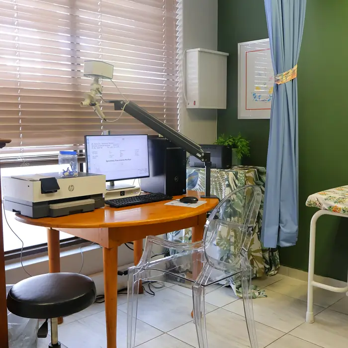 Lung function testing workstation with spirometry equipment
